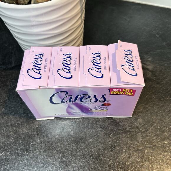 4- Caress Berry Indulging Creamy Moisturizers & Vitamin E Body Bar Soap - Picture 3 of 6